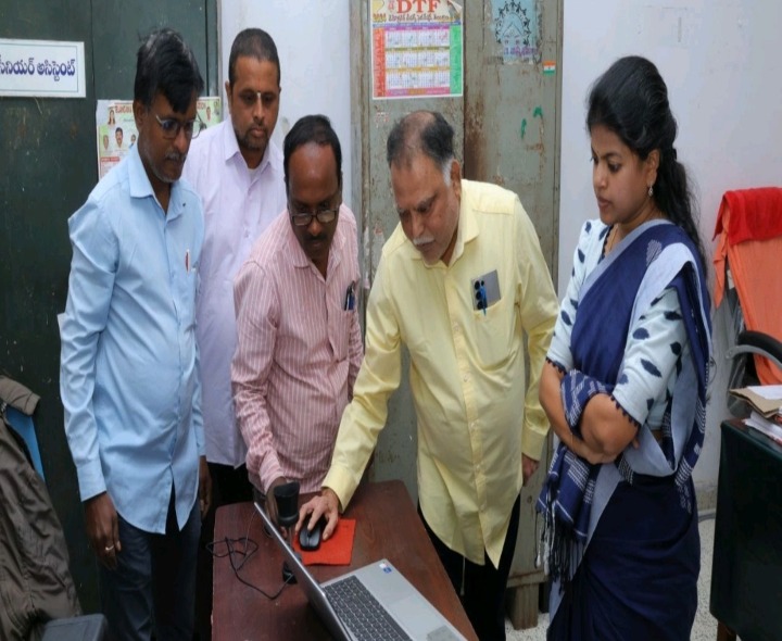 దరఖాస్తులను పరిశీలించిన జిల్లా కలెక్టర్