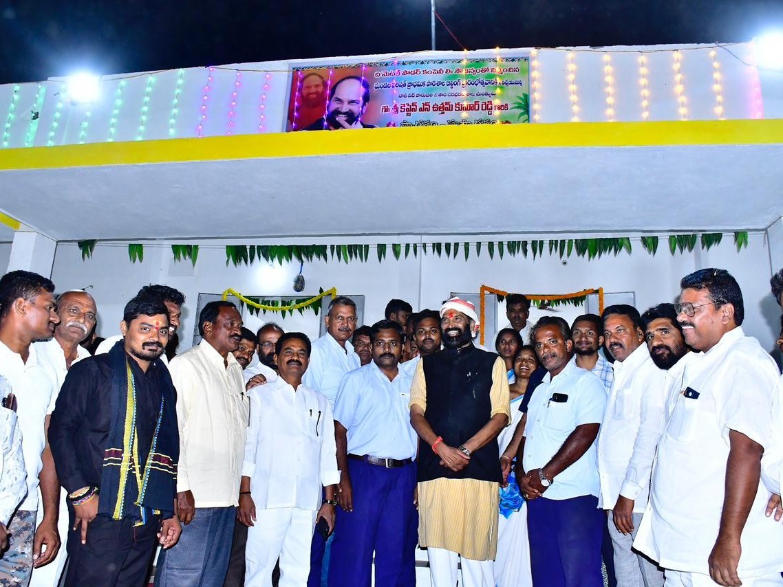 నూతన స్కూల్ భవనాన్ని ప్రారంభించిన మంత్రి