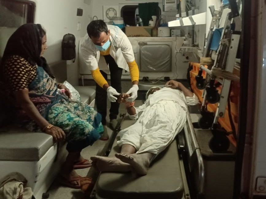 అక్కన్నపేట వద్ద రోడ్డు ప్రమాదం ఇద్దరికీ గాయాలు