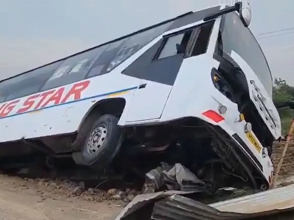 కడపకు వస్తున్న ట్రావెల్ బస్సులకు ప్రమాదం