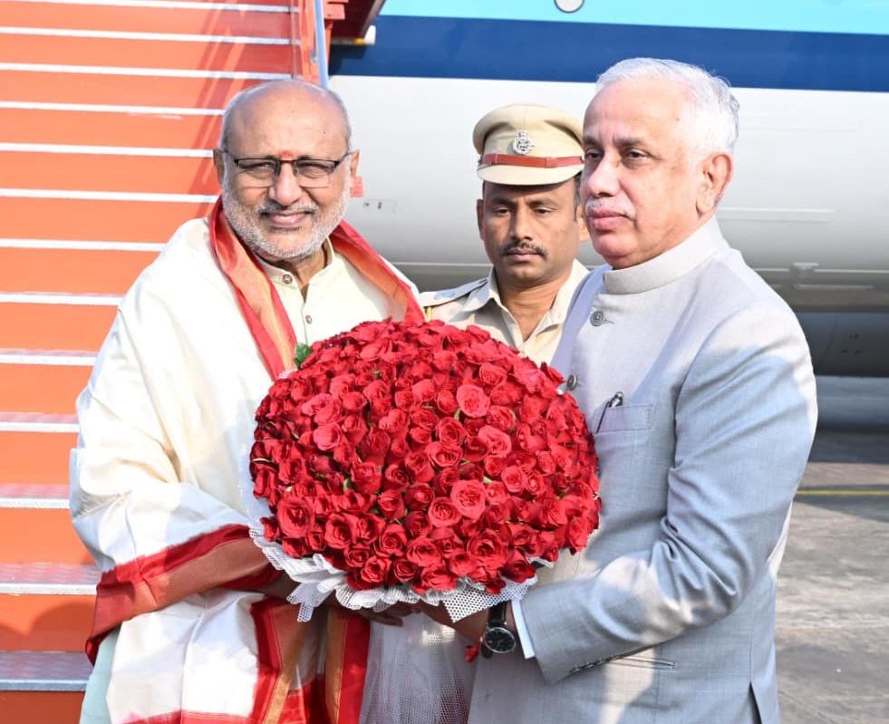 విశాఖ చేరుకున్న ఉపరాష్ట్రపతి