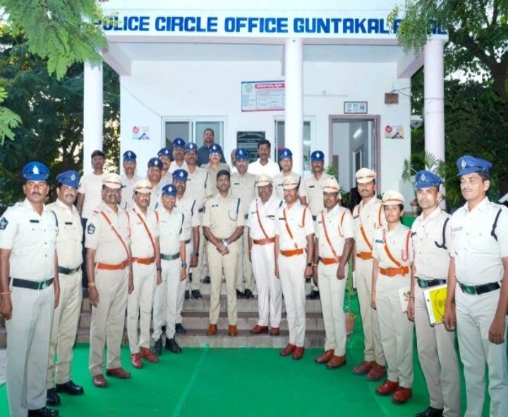 పోలీసు కార్యాలయాలపై సమీక్షించిన ఎస్పీ