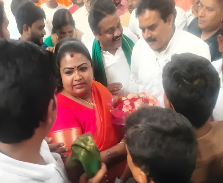 మంత్రిని కలిసిన జాతీయ పార్టీ ఇంఛార్జ్ అంజలి