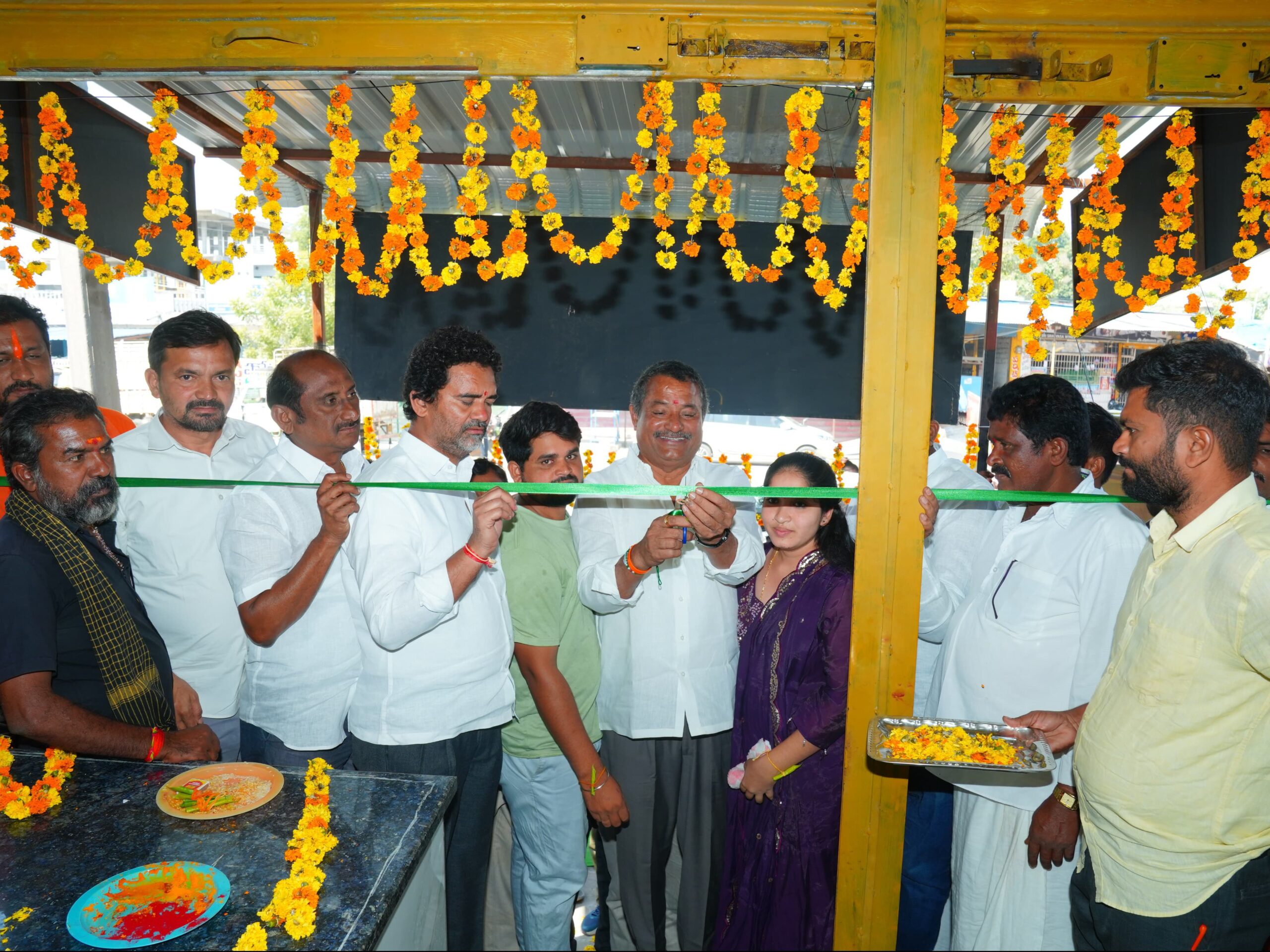 నూతన హోటల్‌ను ప్రారంభించిన ఎమ్మెల్యే