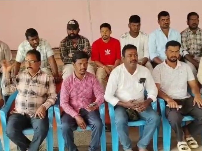 తహసీల్దార్ పనితీరుపై రైతుల ఆగ్రహం