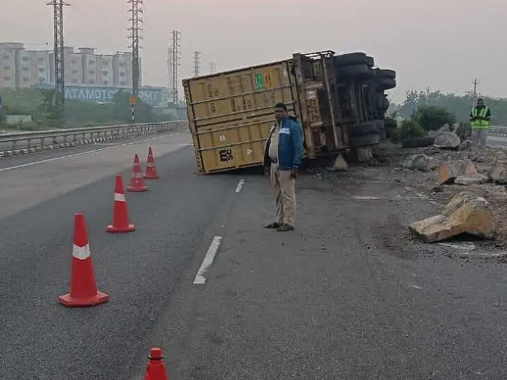 జాతీయ రహదారిపై లారీ బోల్తా