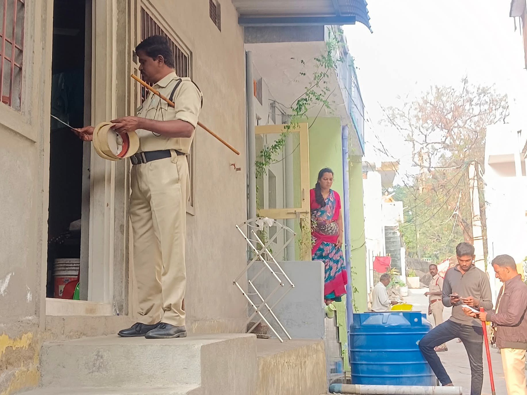 పుట్టపర్తిలో పోలీసుల విస్తృత తనిఖీలు