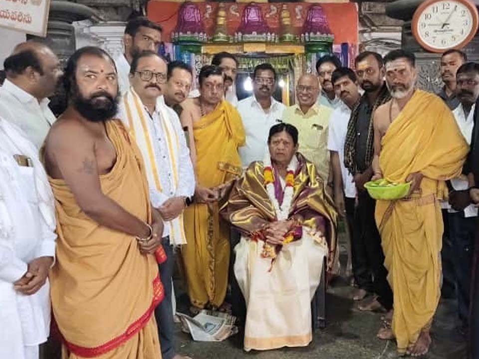 నీల కంఠేశ్వరాలయంలో ప్రభుత్వ సలహాదారు ప్రత్యేక పూజలు