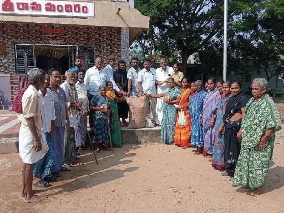 చేనేత కార్మికులకు నిత్యవసర సరుకులు పంపిణీ