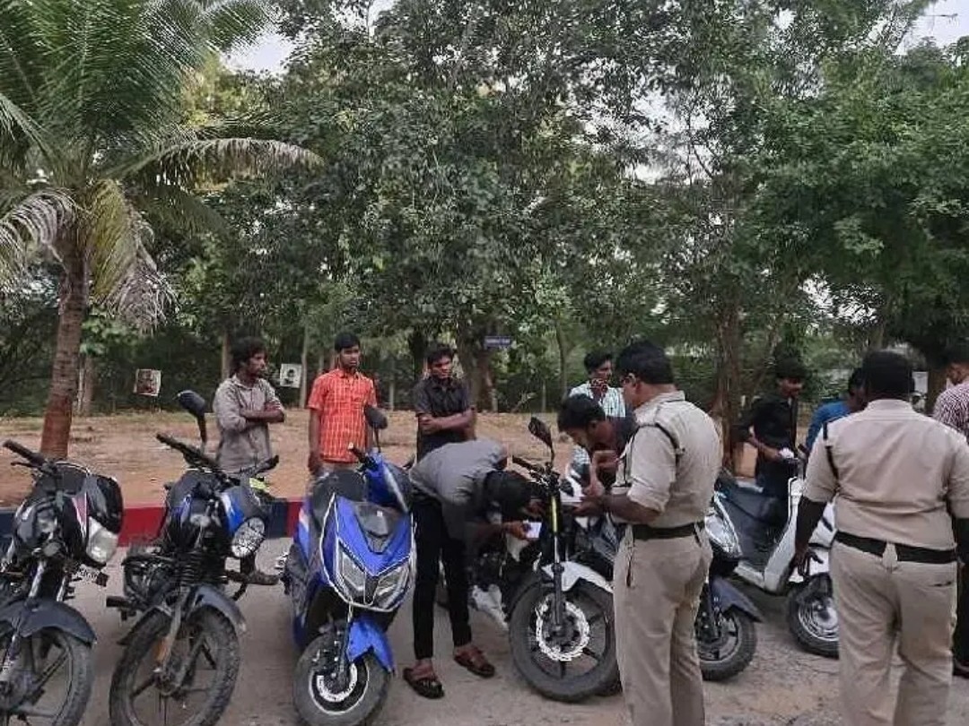 మైనర్ డ్రైవింగ్ పై పోలీసుల కౌన్సిలింగ్