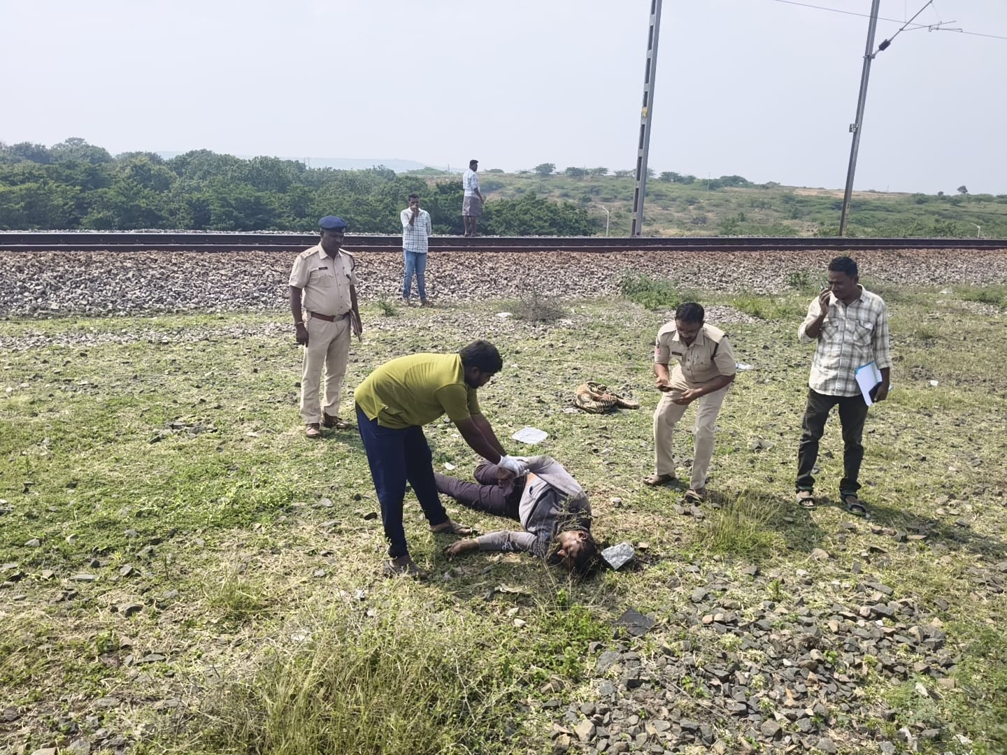రైల్వే ట్రాక్ పక్కన గుర్తు తెలియని వ్యక్తి మృతదేహం