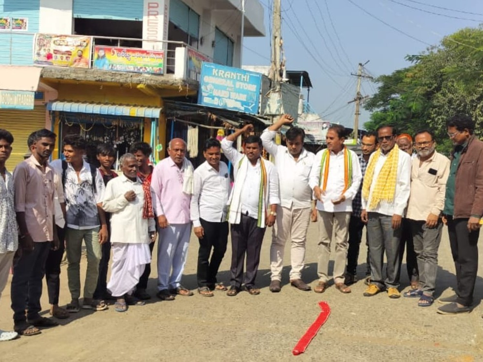 నార్నూరులో కాంగ్రెస్ నాయకుల సంబరాలు