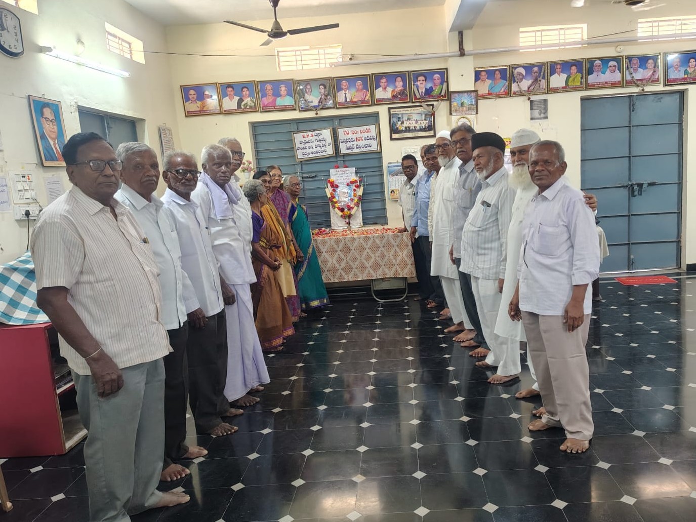 గుత్తిలో భారతదేశ తొలి ప్రధానికి ఘనంగా నివాళులు