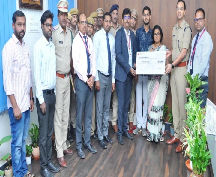 హోంగార్డు కుటుంబానికి రూ. 30 లక్షల బీమా చెక్కు