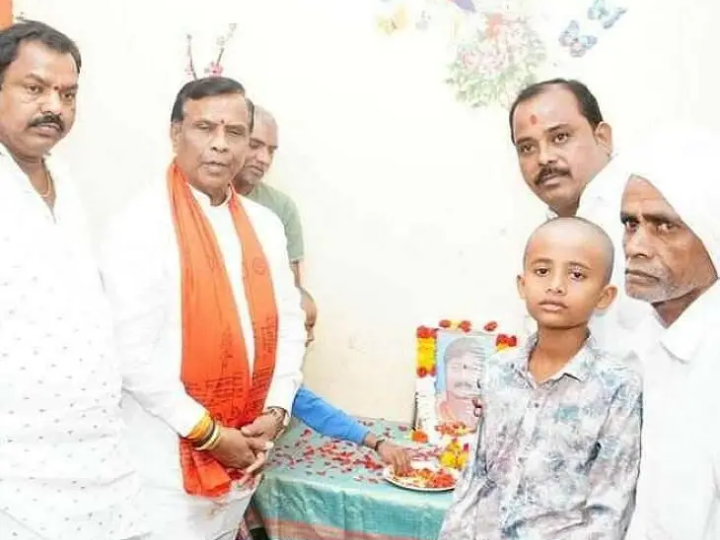 కార్యకర్త కుటుంబానికి అండగా నిలిచిన ఎమ్మెల్యే