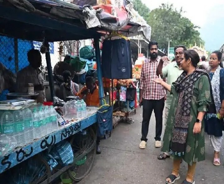 ఫుట్ పాత్‌లపై ఆక్రమణలు తొలగించండి: మౌర్య