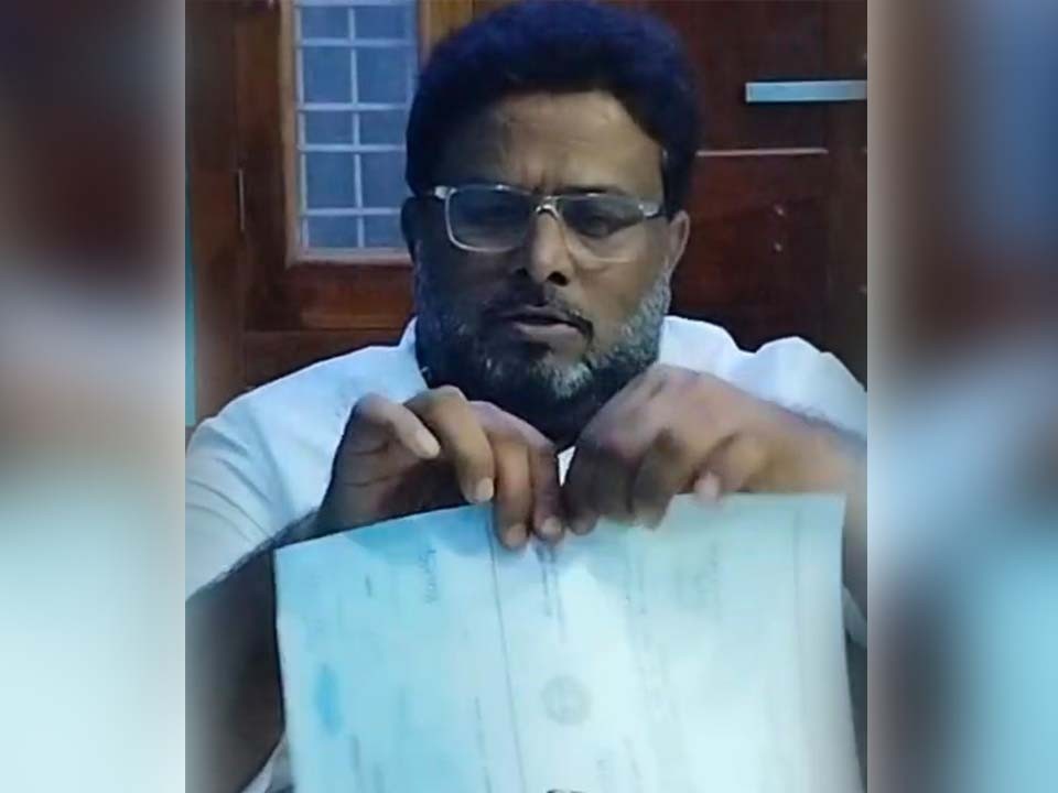 చెక్కును చించేసిన సీడీసీ ఛైర్మన్