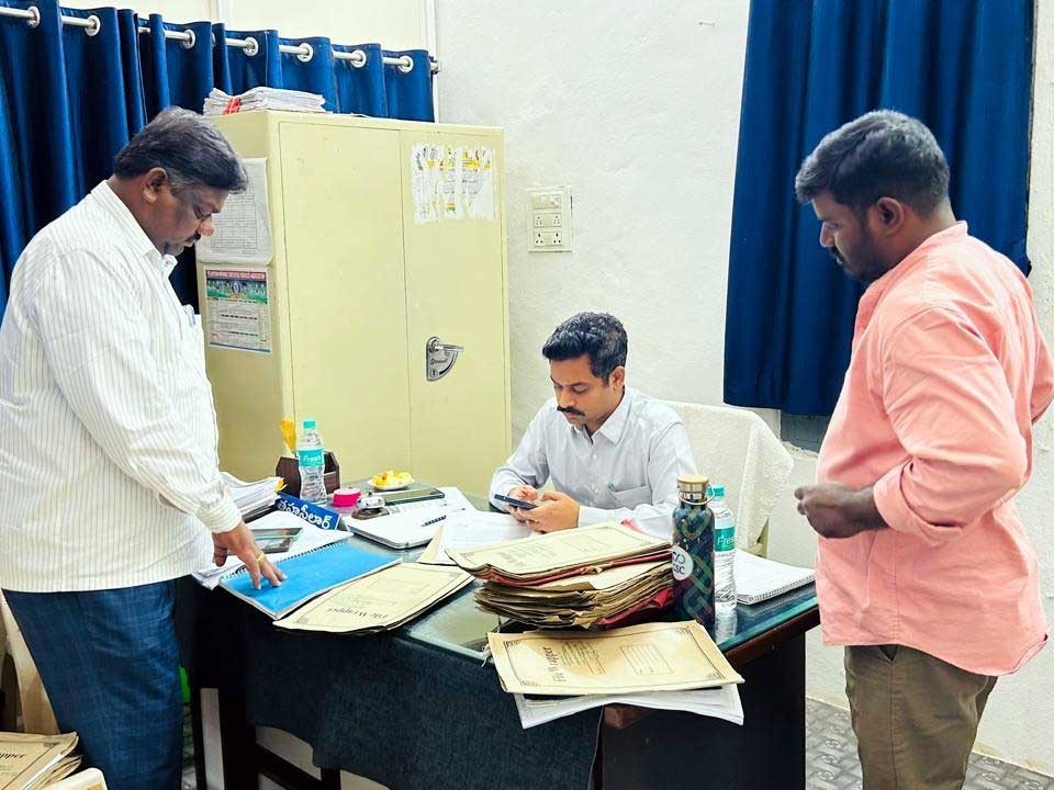 దరఖాస్తులను త్వ‌ర‌గా ప‌రిష్క‌రించాలి: సబ్​కలెక్టర్​