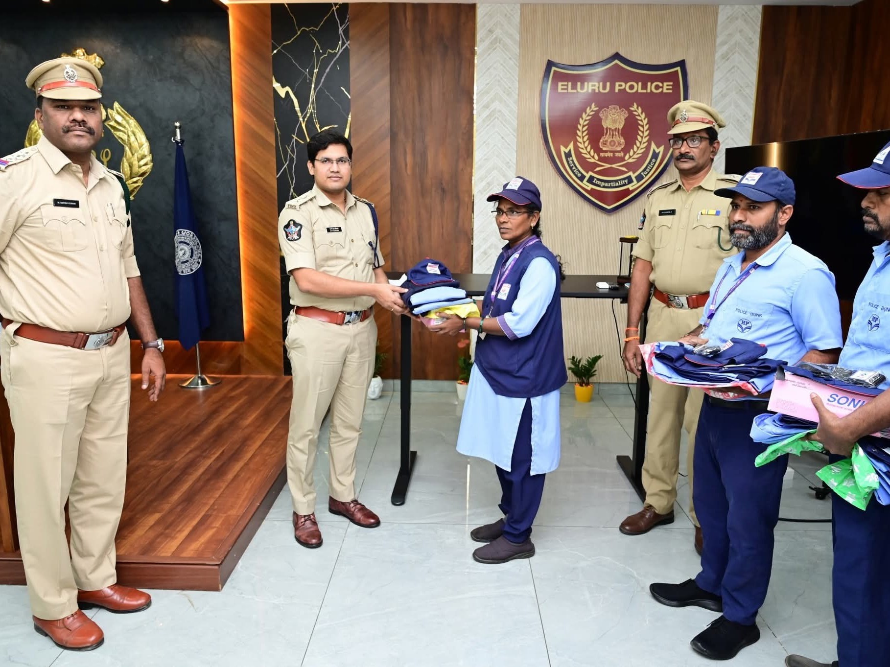 కొత్త యూనిఫామ్స్ అందజేసిన ఎస్పీ