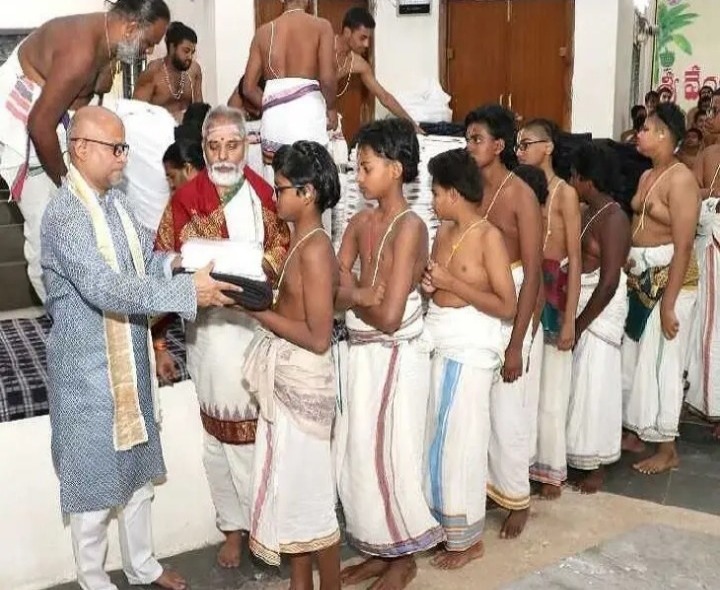 ధర్మగిరిలో వేద విద్యార్థులకు వస్త్రాల పంపిణీ