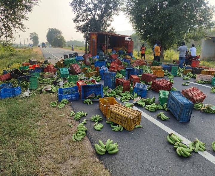 బెస్తవారిపేటలో అదుపుతప్పి లారీ బోల్తా