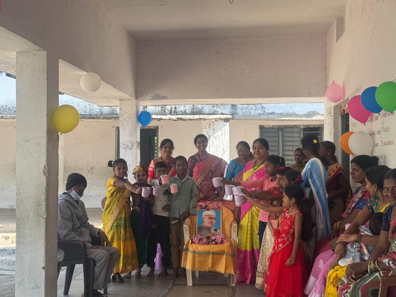 విద్యార్థులకు కప్పులు అందజేత