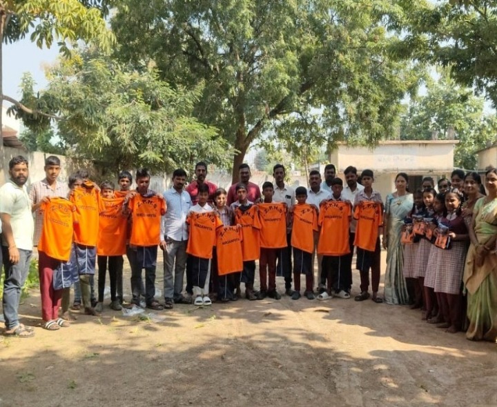 విద్యార్థులకు టీ -షర్ట్లు పంపిణీ