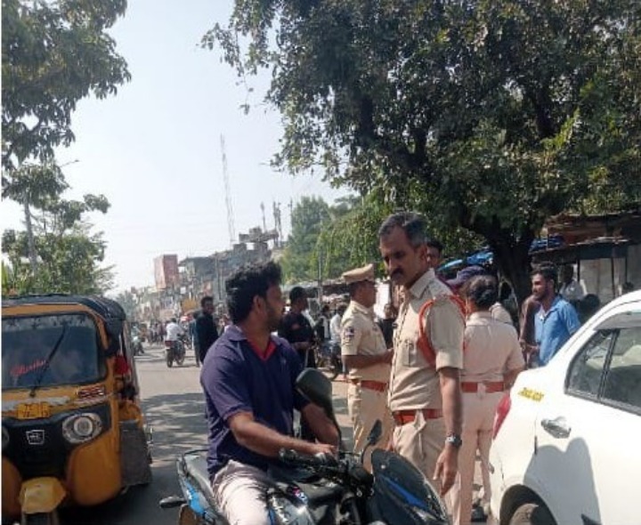 నర్సంపేటలో విస్తృతంగా వాహన తనిఖీలు