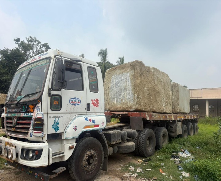 బంగారుపాళ్యంలో రెండు గ్రానైట్ లారీలు సీజ్