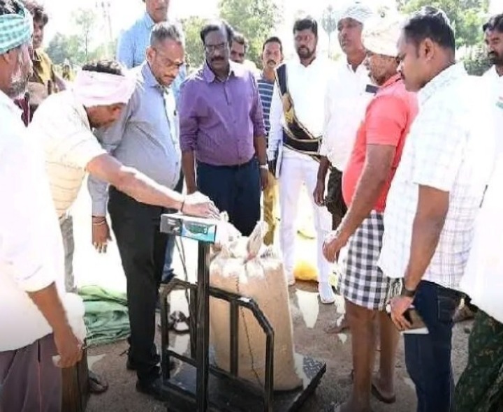 ‘కొనుగోలు కేంద్రాలను పరిశీలించిన అదనపు కలెక్టర్’