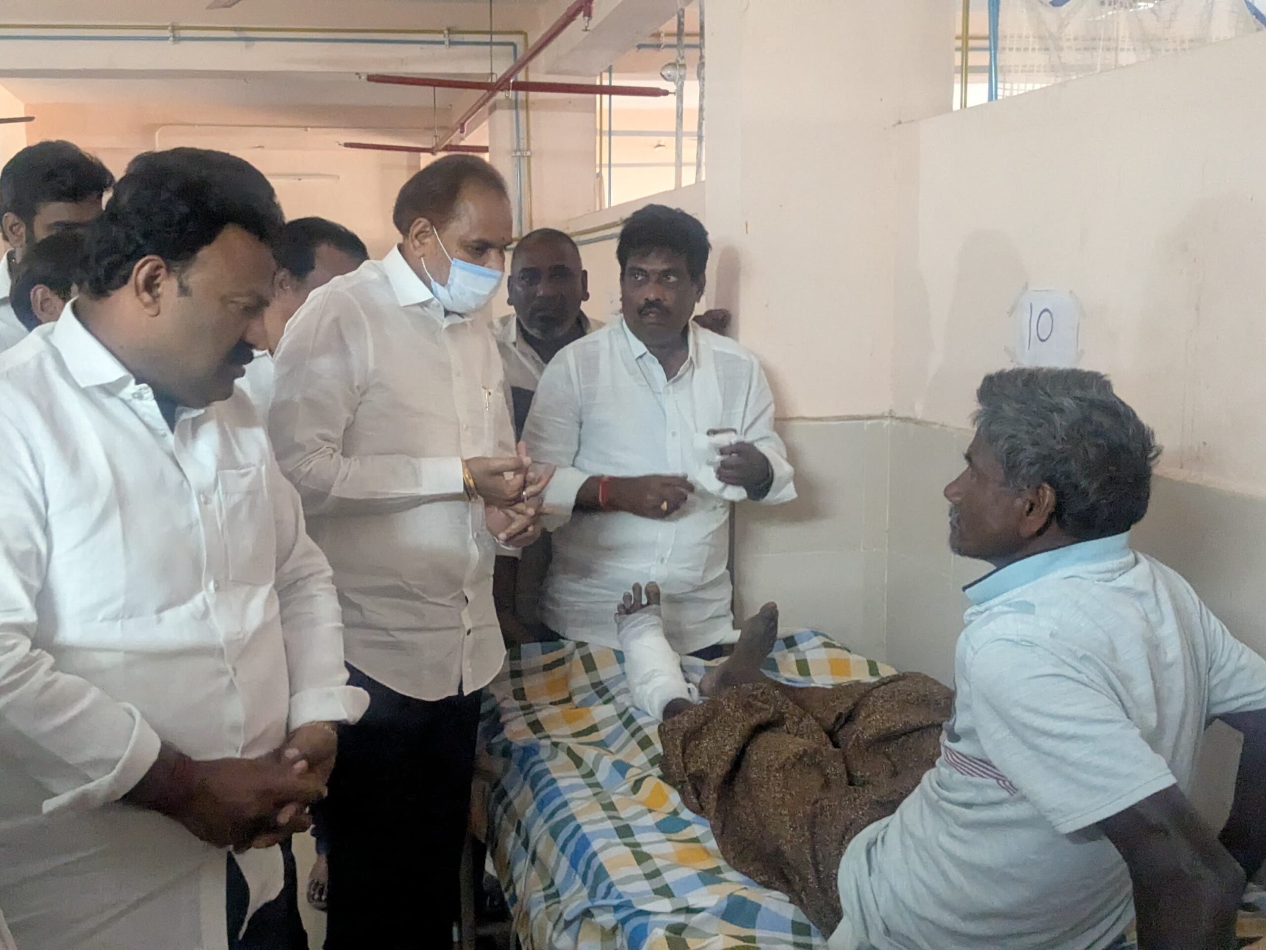 కార్యకర్తను పరామర్శించిన జడ్పీ ఛైర్మన్