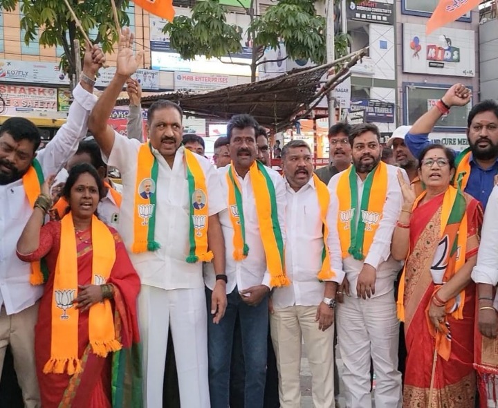 కరీంనగర్‌లో బీజేపీ శ్రేణుల సంబరాలు