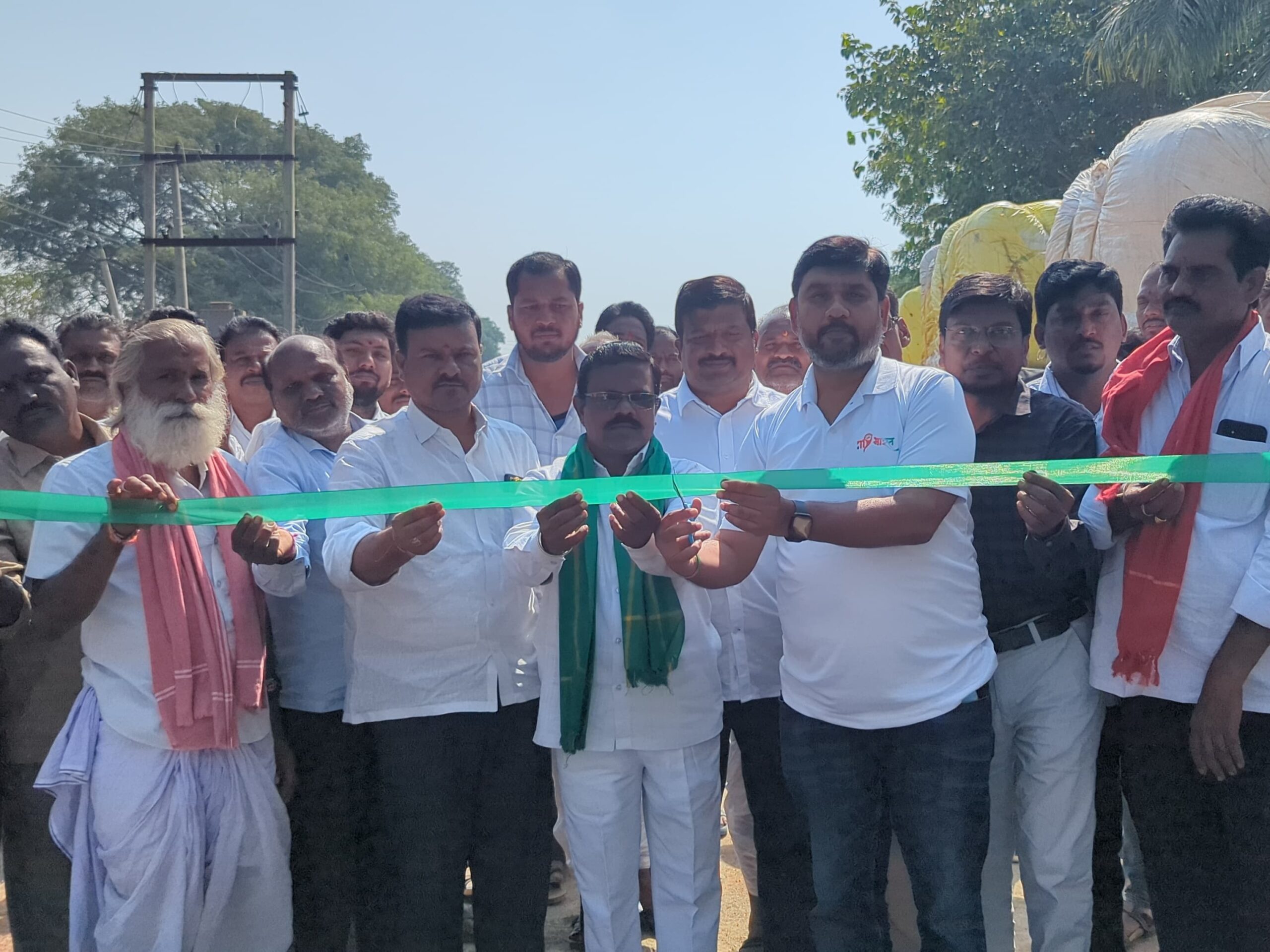 పత్తి కొనుగోళ్లను ప్రారంభించిన MLA