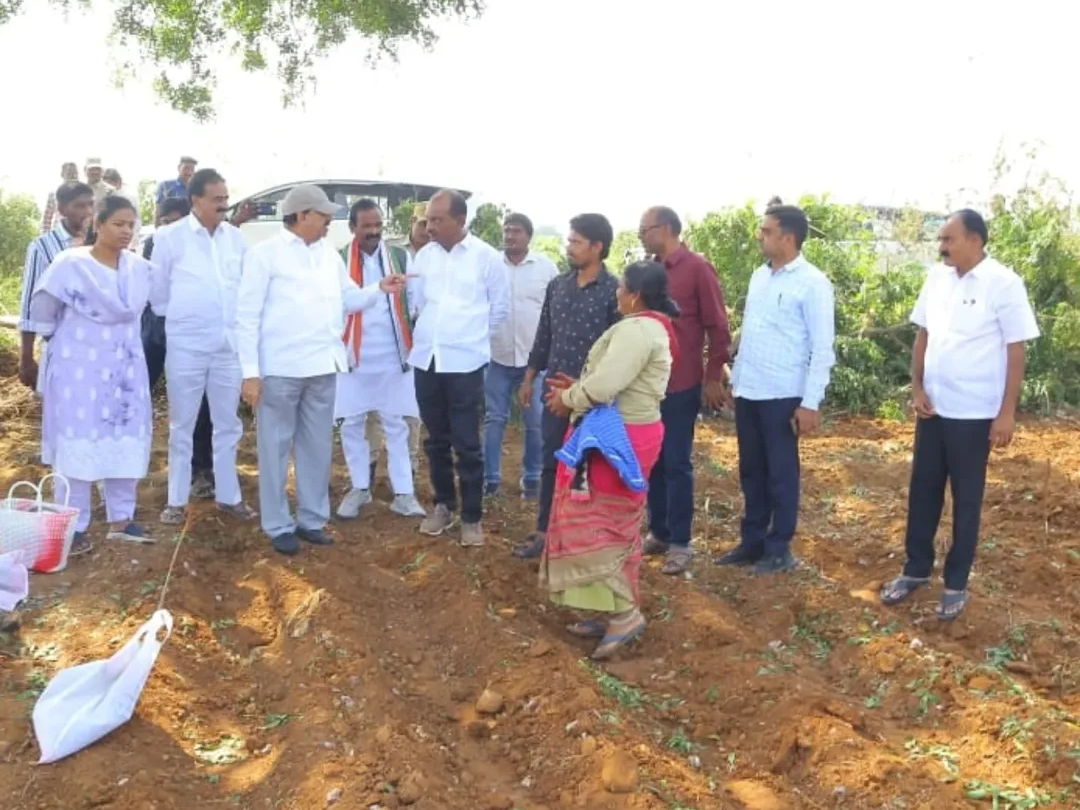 పొలం బాట పట్టిన మంత్రి తుమ్మల