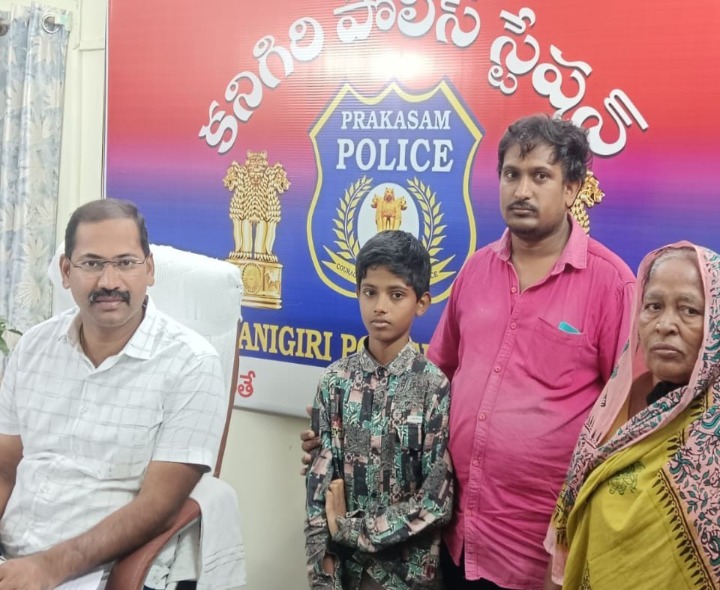 బాలుడిని తల్లిదండ్రులకు అప్పగించిన ఎస్సై