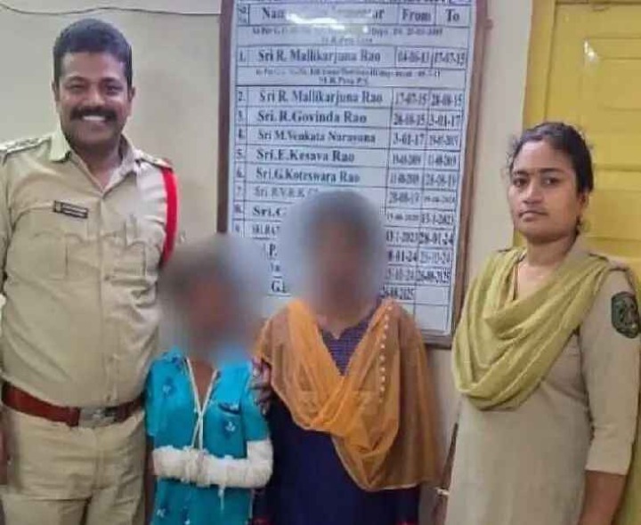 తప్పిపోయిన బాలుడిని కుటుంబాన్నికి చేర్చిన పోలీసులు