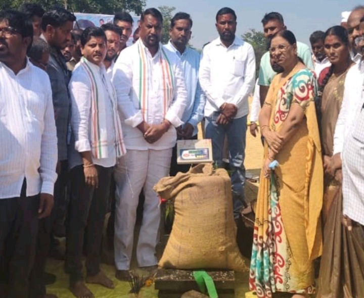 కొనుగోలు కేంద్రాన్ని ప్రారంభించిన మంత్రి