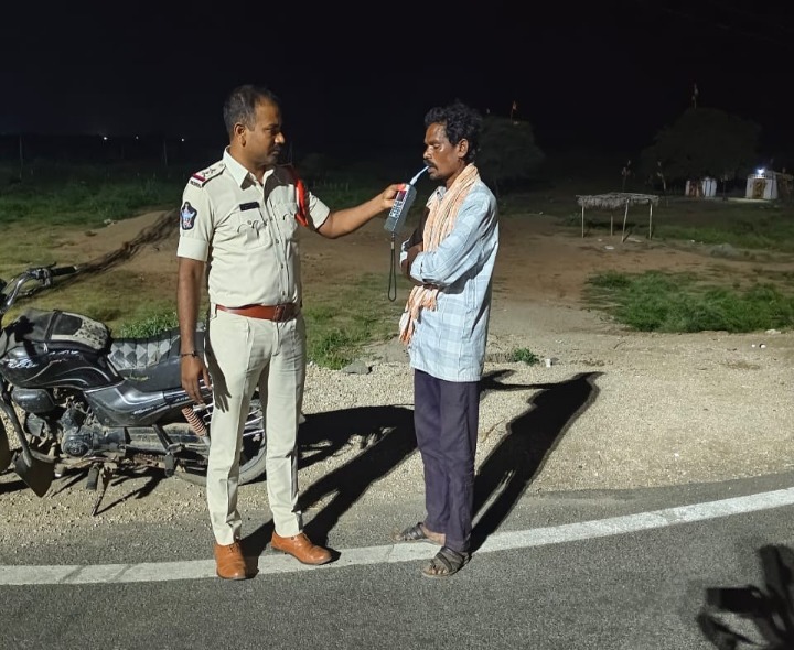 డ్రంక్ అండ్ డ్రైవ్ తనిఖీలు: ఎస్సై