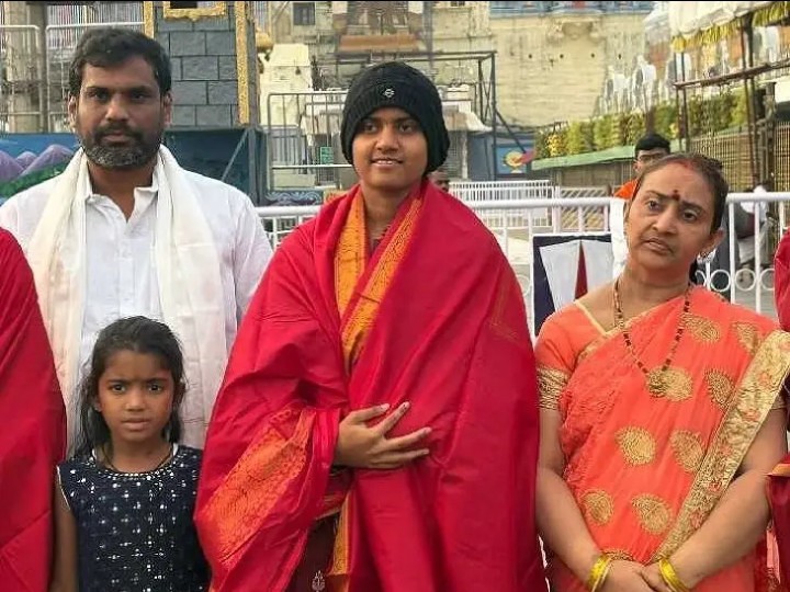 తిరుమల శ్రీవారిని దర్శించుకున్న మహిళా క్రికెటర్ చరణి