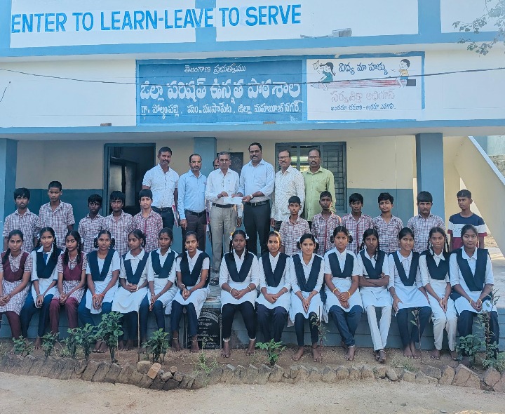 పేద విద్యార్థులకు అండగా నిలిచిన పూర్వ విద్యార్థి