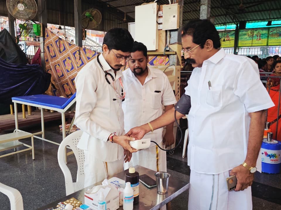 వాడపల్లిలో మెడికల్ క్యాంపును పరిశీలించిన ఈవో