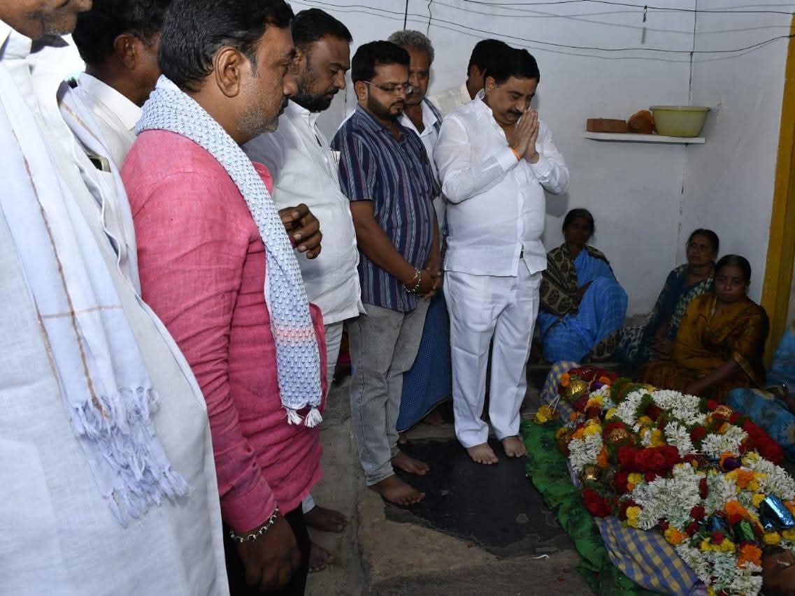 కార్యకర్తల మృతికి ఎమ్మెల్యే నివాళులు