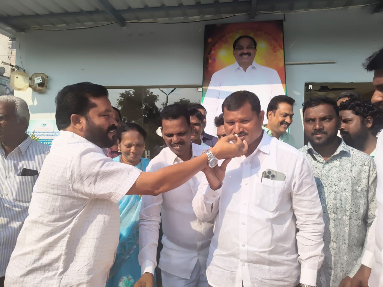 ఎమ్మెల్యే క్యాంపు కార్యాలయంలో మంత్రి జన్మదిన వేడుక