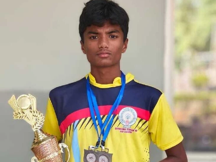 అథ్లెటిక్స్‌లో విద్యార్థికి రజత పతకం..!
