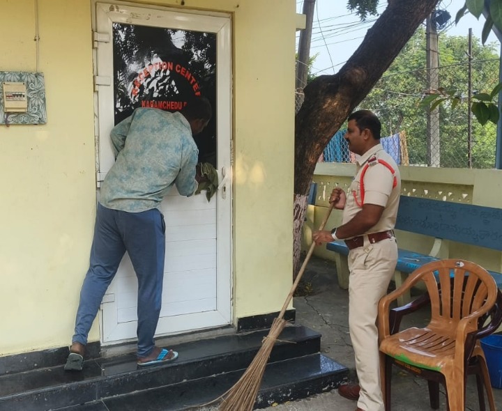 స్వర్ణ ఆంధ్ర-స్వచ్ఛ ఆంధ్రలో పాల్గొన్న ఎస్సై