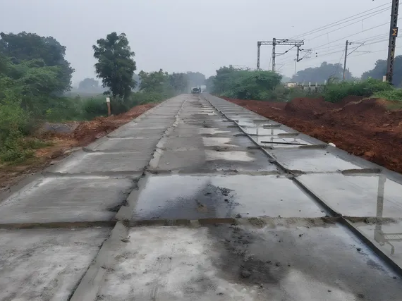 రోడ్డు నిర్మాణ పనులతో  తప్పిన ఇబ్బందులు..!