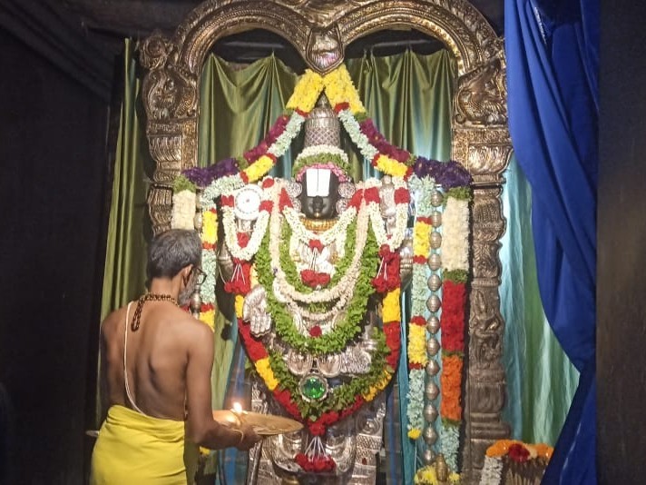 శ్రీ వెంకటేశ్వర స్వామి ఆలయంలో విశేష పూజలు