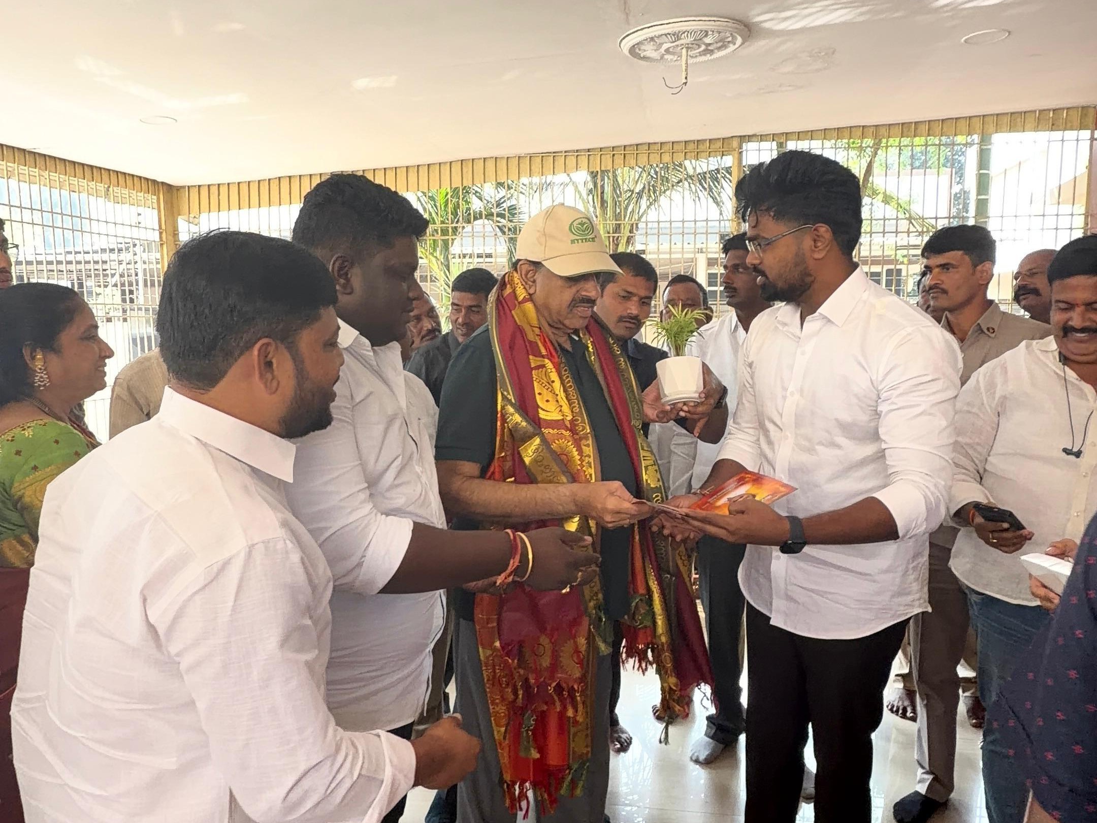 మంత్రికి ఆహ్వానం పలికిన మహారాజ్ కమిటీ సభ్యులు