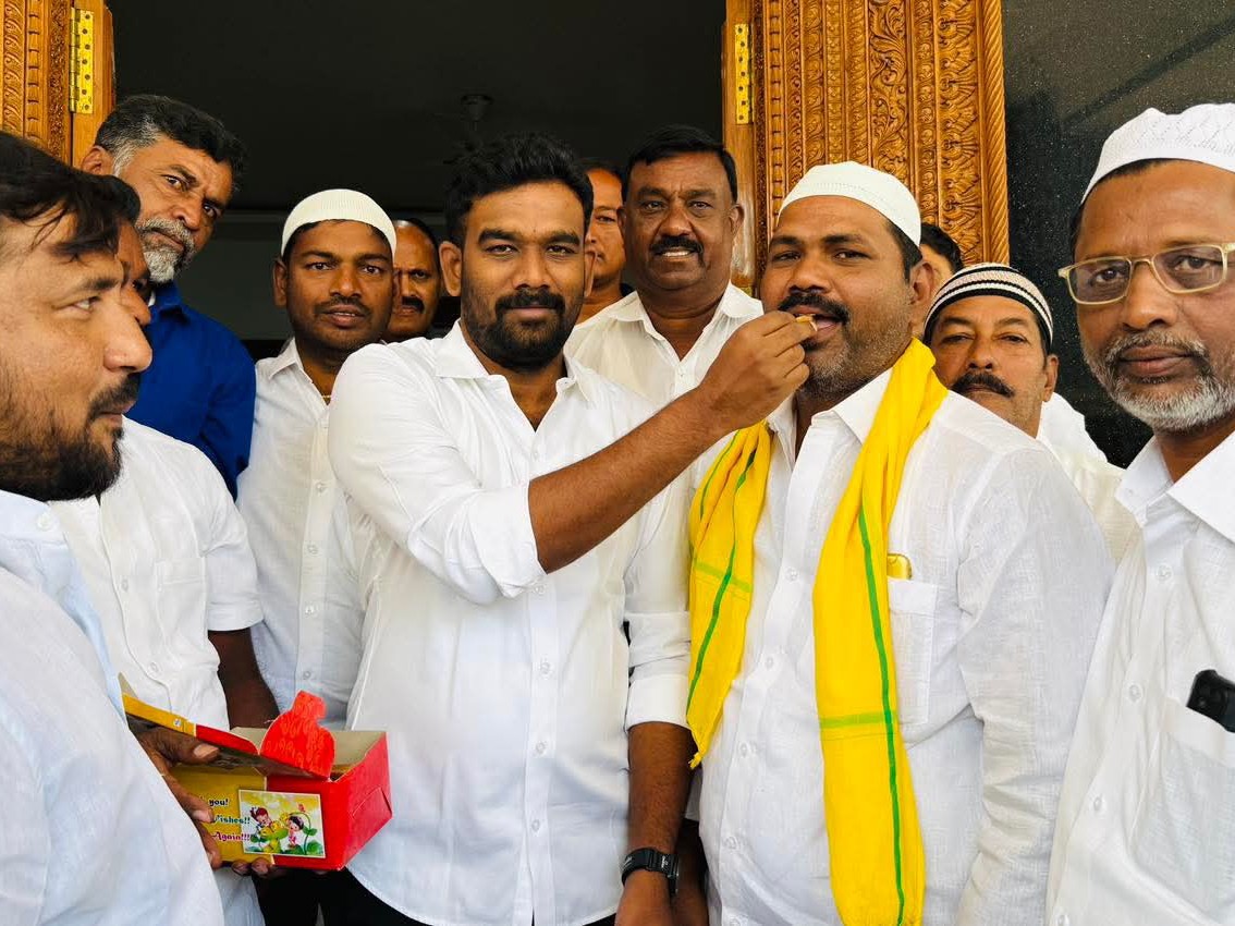 షరీఫ్‌ను అభినందించిన పరిటాల శ్రీరామ్