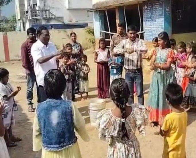 స్వర్ణాంధ్ర-స్వచ్ఛ ఆంధ్ర కార్యక్రమంలో పాల్గొన్న ఎంఈఓ